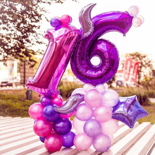 Eine Speziellangefertige Ballondekoration mit zwei Zahlen und Luftballons in Pink und Lila