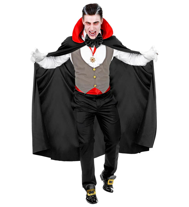 Mann im Vampirkostüm mit Umhang und Medaillon. Text: ‚Horror & Halloween‘. Link führt zur Kategorie für gruselige und Halloween-Kostüme
