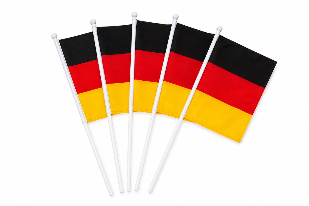 Deutschland Deko Set 9-teilig – 2x Deutschlandflagge 60x90 cm, 5x Handfahne 12x24 cm & 2x Papiergirlande 3 m – Fanartikel für Fußball, EM, WM, Public Viewing & Party