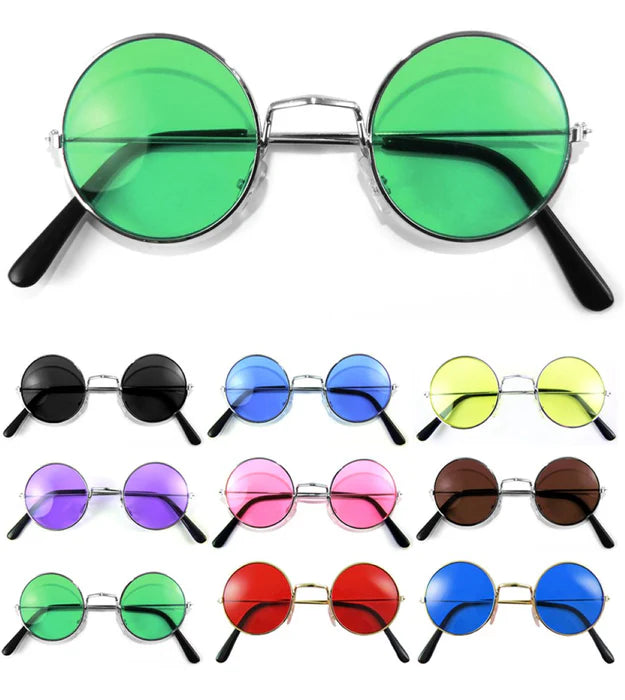 Sonnenbrillen in verschiedenen Farben und Formen, zentral eine runde grüne Brille. Text: ‚Brillen‘. Link führt zur Kategorie für Spaß- und Kostümbrillen