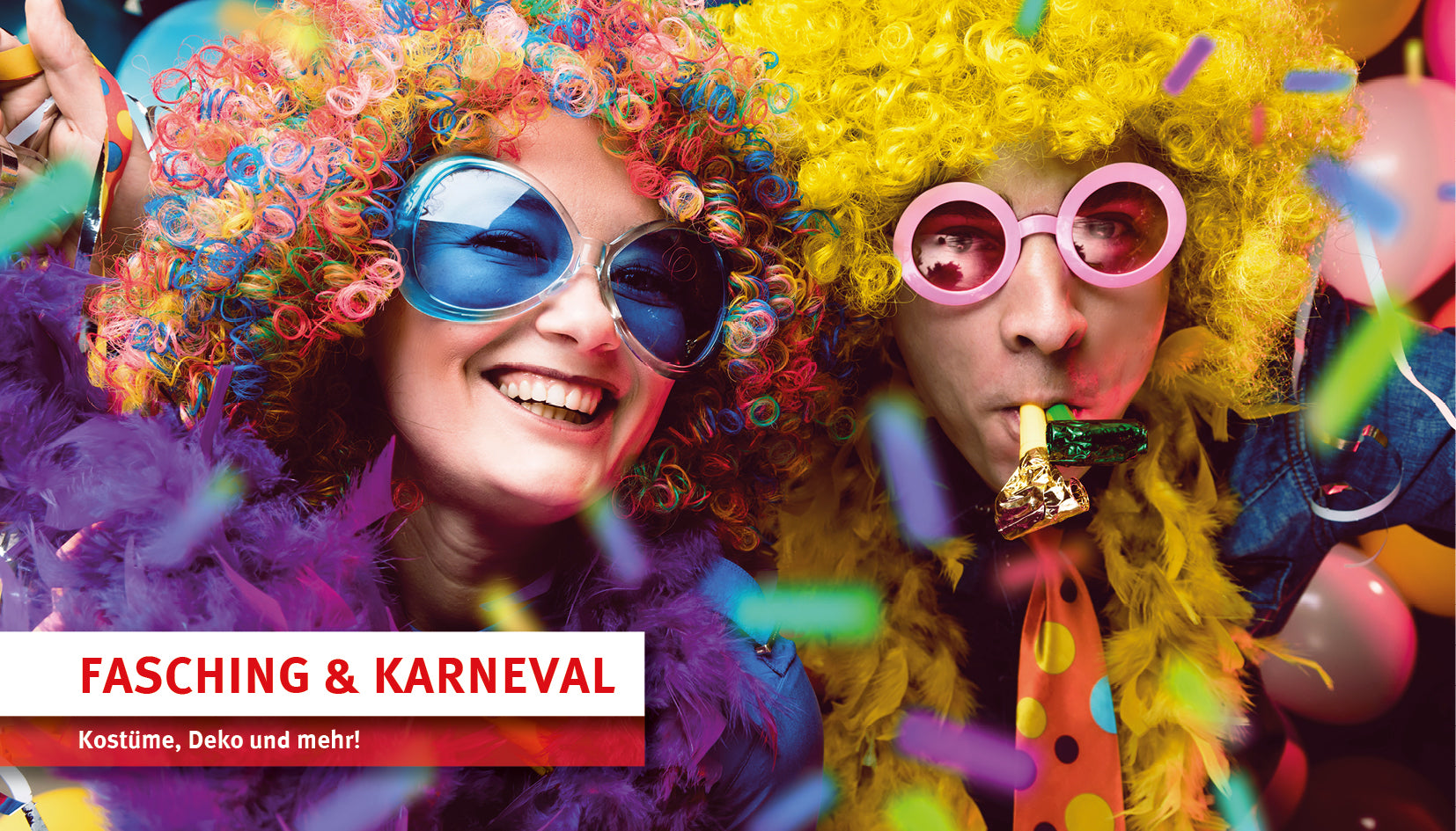 Fröhlich verkleidetes Paar mit bunten Perücken, Sonnenbrillen und Partytröten, umgeben von Konfetti. Text im Bild: ‚Fasching & Karneval – Kostüme, Deko und mehr!‘. Link führt zur Kategorie für Karnevalskostüme und Dekoartikel