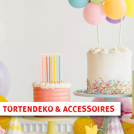Zwei bunt dekorierte Geburtstagstorten auf Tortenständern, umgeben von Luftballons und Partydeko. Eine Torte ist mit Kerzen, die andere mit Streuseln verziert. Text im Bild: ‚TORTENDEKO & ACCESSOIRES‘. Link führt zur Shop-Kategorie für Tortenzubehör und Dekoration