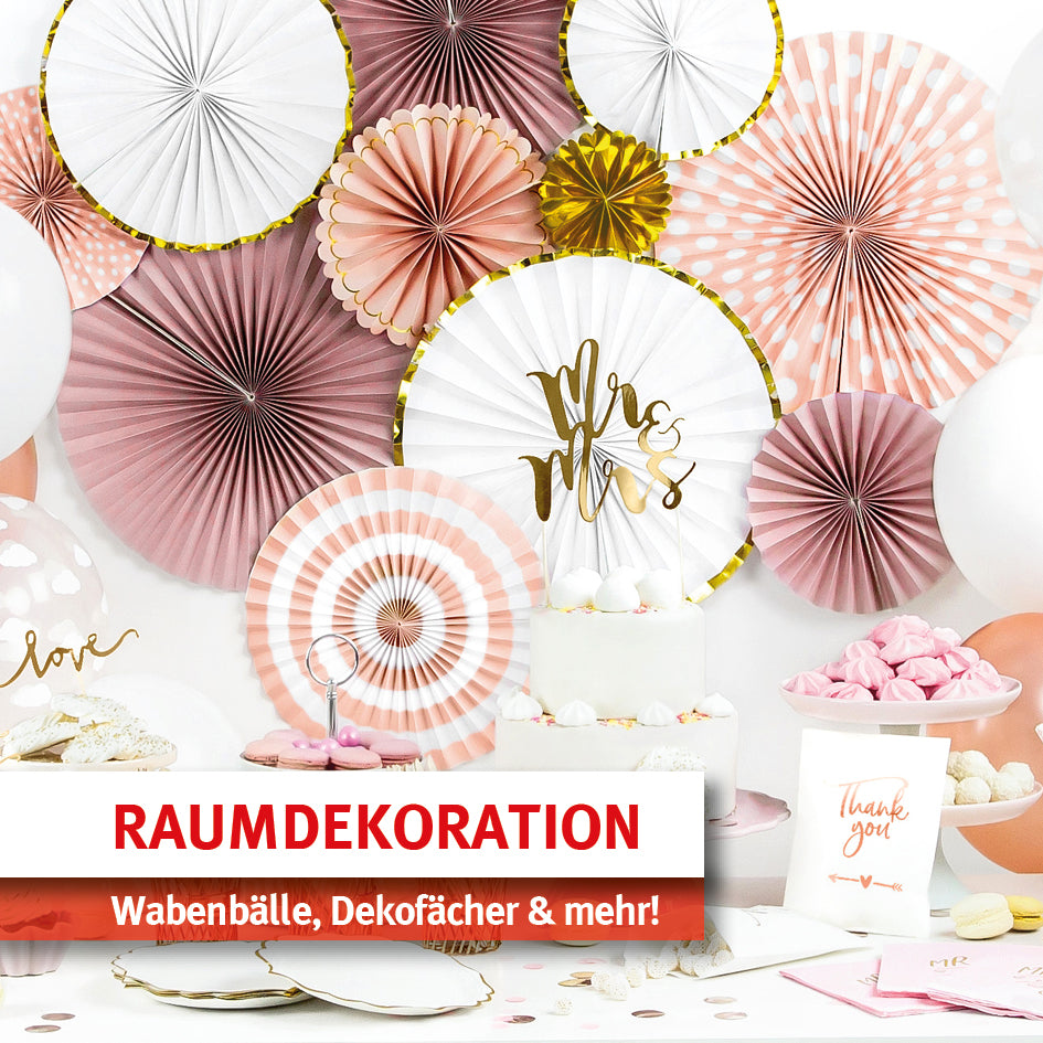 Tisch mit Kuchen, Tellern und Süßigkeiten vor einer Wand voller Papierfächer in Weiß, Rosa, Gold und Punkten. Auf einem Fächer steht ‚Mrs & Mrs‘. Text im Bild: ‚RAUMDEKORATION – Wabenbälle, Dekofächer & mehr!‘. Link führt zur Shop-Kategorie für Raumdekoration