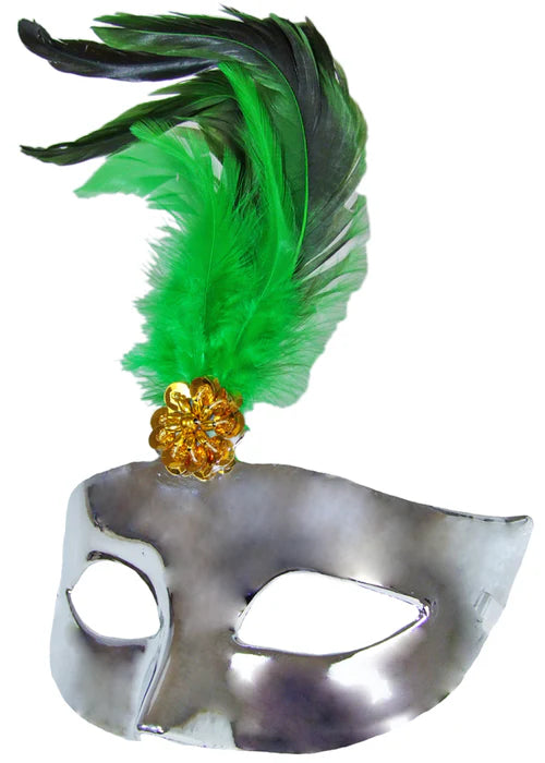 Silberne venezianische Maske mit grüner Feder und goldener Verzierung. Text: ‚Masken‘. Link führt zur Kategorie für Masken.