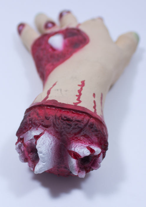 Abgehackte, blutverschmierte, künstliche Hand mit Knochen