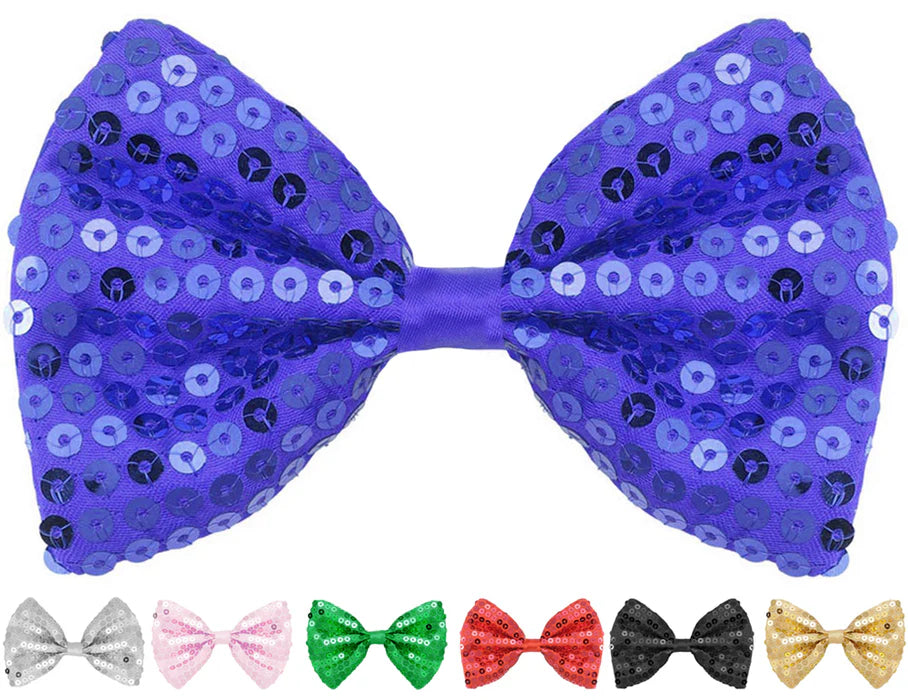 Blaue Paillettenfliege mit Auswahl weiterer Farben darunter. Text: ‚Fliegen & Krawatten‘. Link führt zur Kategorie für Krawatten, Fliegen und Halsschmuck.