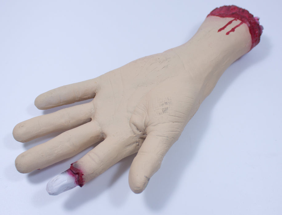 Abgehackte, blutverschmierte, künstliche Hand mit Knochen