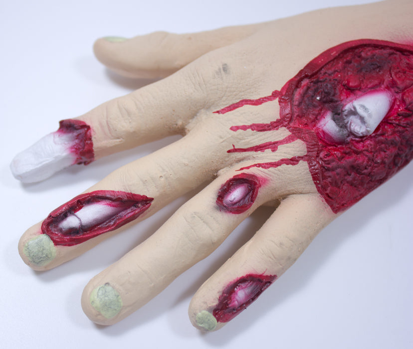 Abgehackte, blutverschmierte, künstliche Hand mit Knochen
